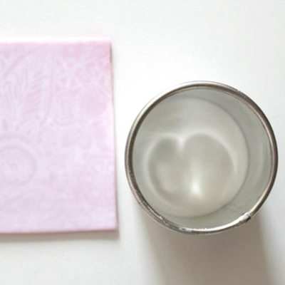 Broche Rose pâte polymère Cernit et plaques de texture Broche Rose pâte polymère Cernit et plaques de texture