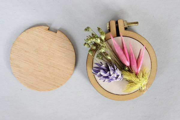 Tutoriel DIY broche mini tambout à broder avec fleurs séchées