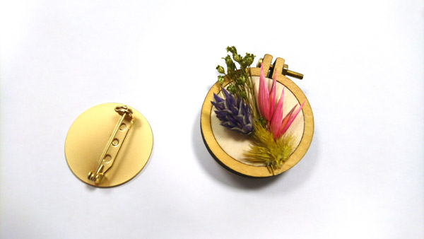 Tutoriel DIY broche mini tambout à broder avec fleurs séchées