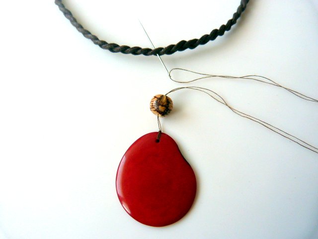 Tagua slices multicolored parure : Step 2