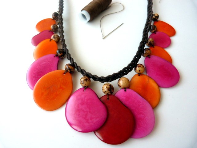 Tagua slices multicolored parure : Step 3