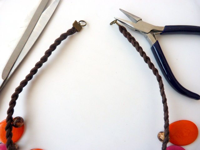 Tagua slices multicolored parure : Step 4