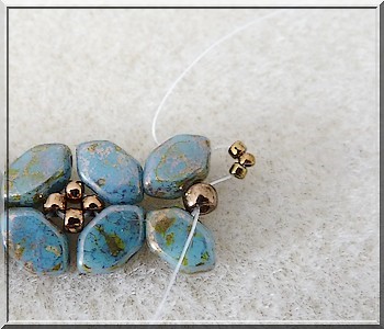 Schéma collier Basile en perle en verre Paros aqua deep gold par Puca