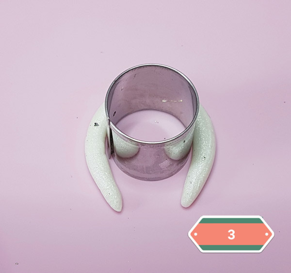 Self-hardening horn and feather necklace : Step 3 Self-hardening horn and feather necklace : Step 3