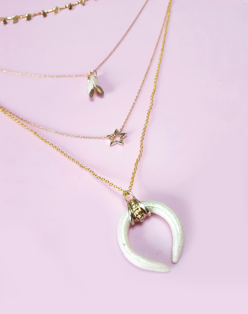 Schema Self-hardening horn and feather necklace Schema Self-hardening horn and feather necklace