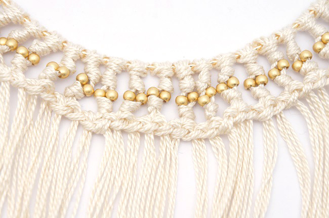 tutoriel collier macramé perles et triangles dorés étape 5