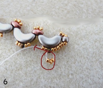 Jéromine necklace Arcos® and Khéops® par Puca and seed beads : Step 6