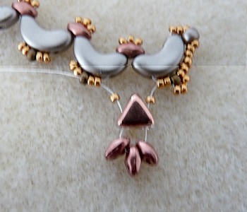 Jéromine necklace Arcos® and Khéops® par Puca and seed beads : Step 7