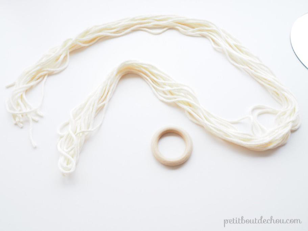 DIY miroir suspendu en macramé et perles en bois