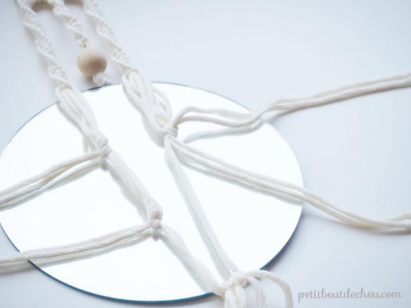 DIY miroir suspendu en macramé et perles en bois