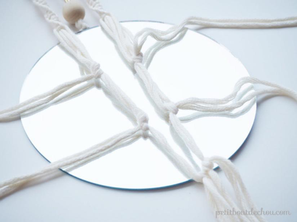 DIY miroir suspendu en macramé et perles en bois