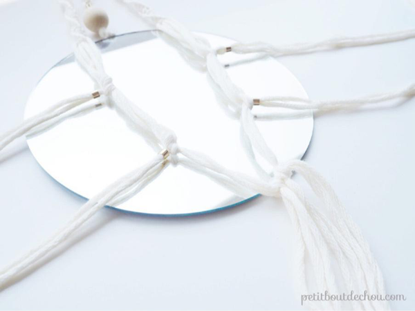 DIY miroir suspendu en macramé et perles en bois