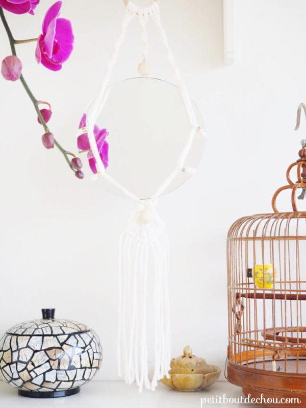 DIY miroir suspendu en macramé et perles en bois