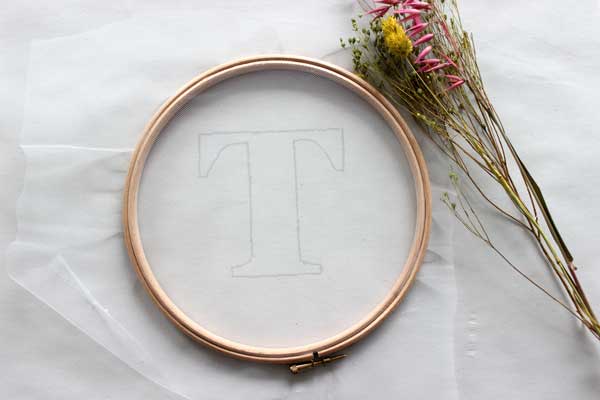 DIY embroidery drum decoration with dried flowers : Step 2