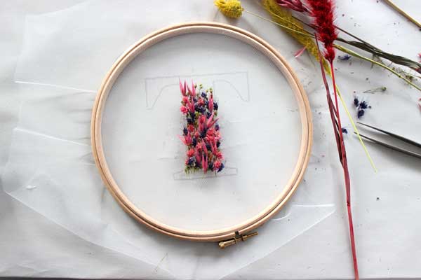DIY embroidery drum decoration with dried flowers : Step 3