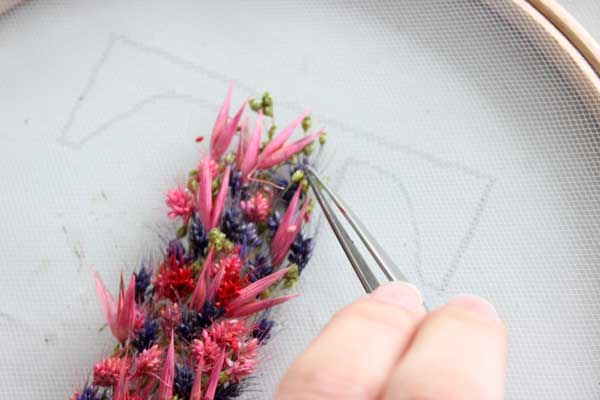DIY embroidery drum decoration with dried flowers : Step 4