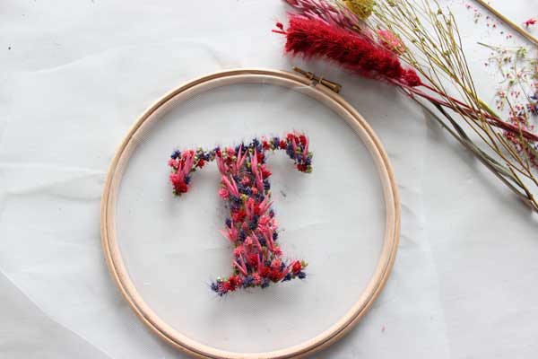DIY embroidery drum decoration with dried flowers : Step 5