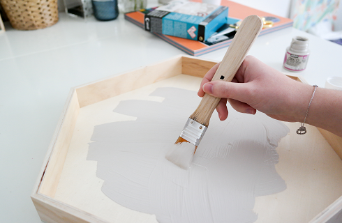 Easy DIY idea create a terrazzo style tray with Pebeo deco paint and Gedeo crystal resin Idée DIY facile créer un plateau style terrazzo avec de la peinture deco Pebeo et de la resine cristal Gedeo