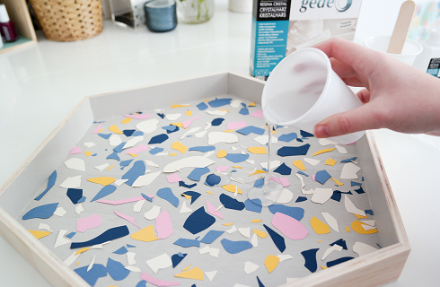 Easy DIY idea create a terrazzo style tray with Pebeo deco paint and Gedeo crystal resin Idée DIY facile créer un plateau style terrazzo avec de la peinture deco Pebeo et de la resine cristal Gedeo