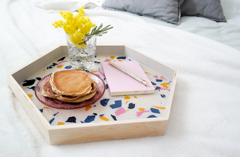 Easy DIY idea create a terrazzo style tray with Pebeo deco paint and Gedeo crystal resin Idée DIY facile créer un plateau style terrazzo avec de la peinture deco Pebeo et de la resine cristal Gedeo