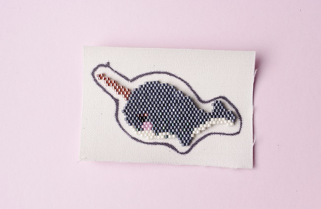 DIY-broche-tissage-brick-stitch-motif-narval-licorne-des-mers-tissu-paillete-02