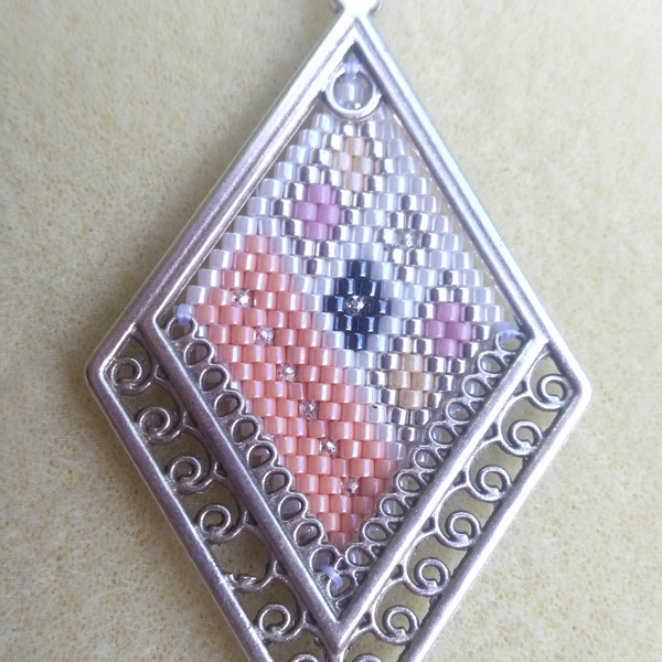 Brick-stitch earrings made with PureCrystal Crystal Mini Mesh : Step 2 Brick-stitch earrings made with PureCrystal Crystal Mini Mesh : Step 2