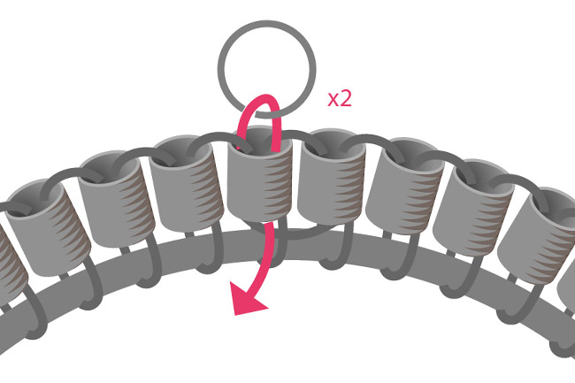 Fixer un anneau ou une breloque à un anneau tissé en perles 2