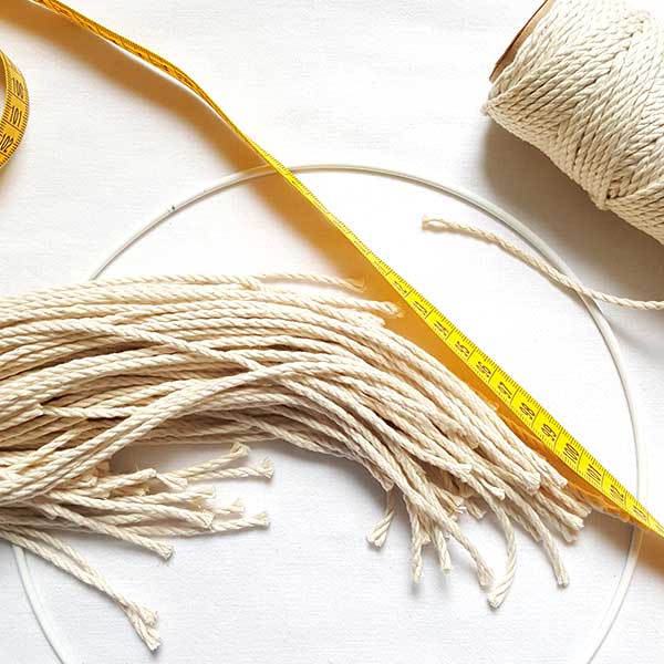 DIY macramé Christmas wreath : Step 1 DIY macramé Christmas wreath : Step 1