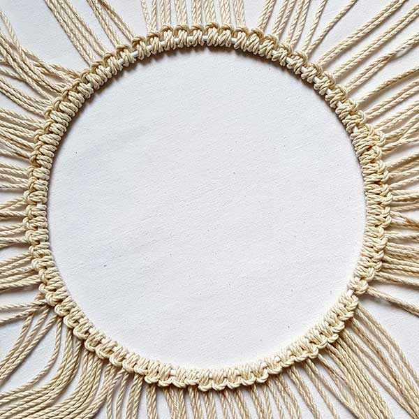 DIY macramé Christmas wreath : Step 3 DIY macramé Christmas wreath : Step 3