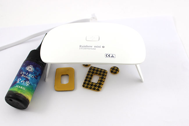 polymer clay and silkscreen houndstooth pattern earrings : Step 6