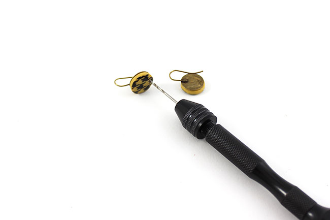 polymer clay and silkscreen houndstooth pattern earrings : Step 8