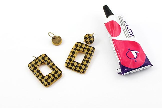 polymer clay and silkscreen houndstooth pattern earrings : Step 9