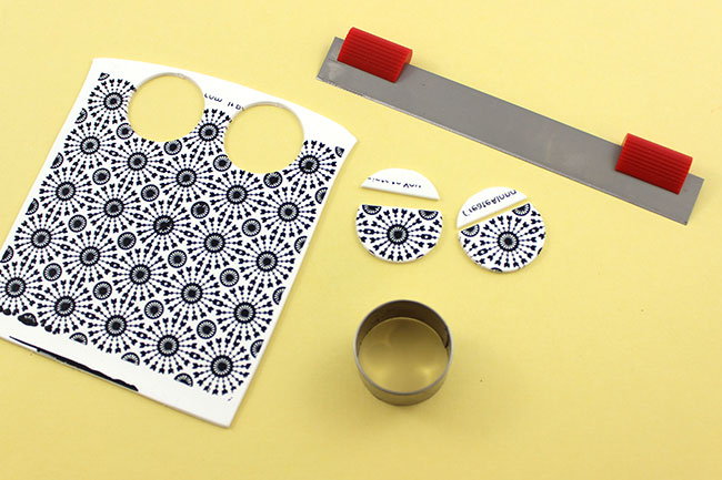 Black and white silkscreen and red half-round earrings : Step 3 Black and white silkscreen and red half-round earrings : Step 3