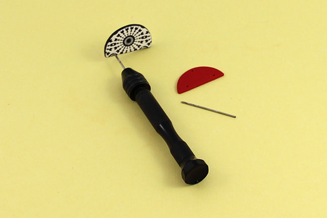Black and white silkscreen and red half-round earrings : Step 7 Black and white silkscreen and red half-round earrings : Step 7