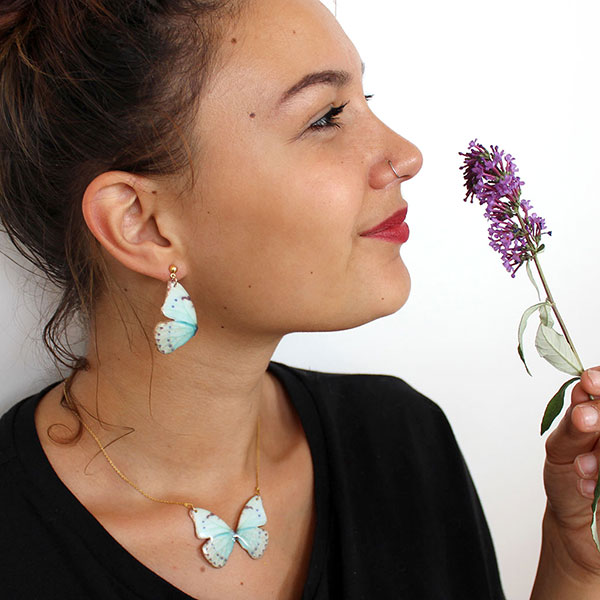 Parure de bijoux papillons joliment portée