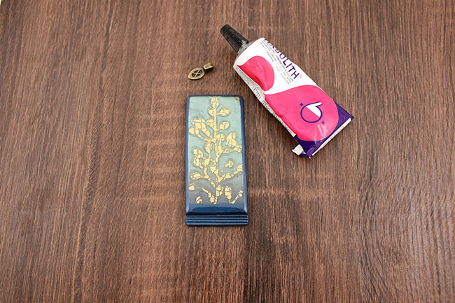 Collage de l'attache du pendentif