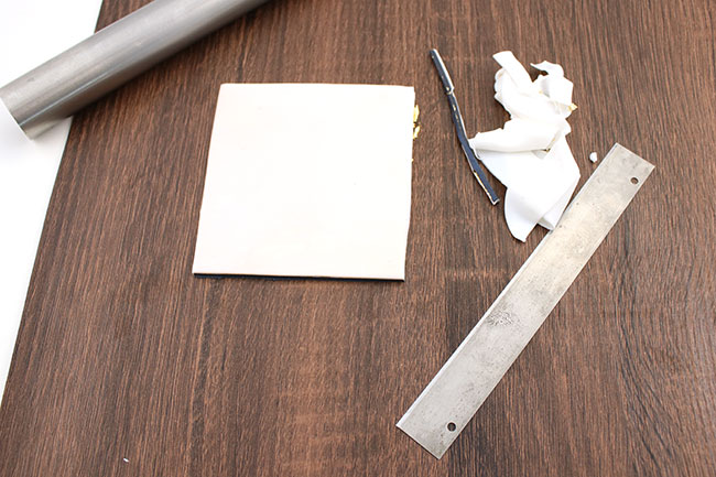 On recouvre la feuille d'or de p&acirc;te translucide