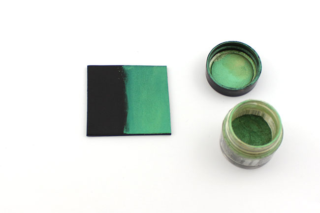 plate covered with green micas powder plaque recouverte de poudre de micas verte