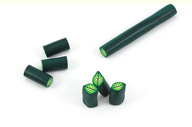 Cutting of the leaf cane Découpe de la cane feuille