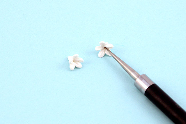 Creoles with polymer clay flowers : Step 4