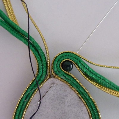 Soutache Quetzal pendant and Pear Malachite cabochon : Step 4