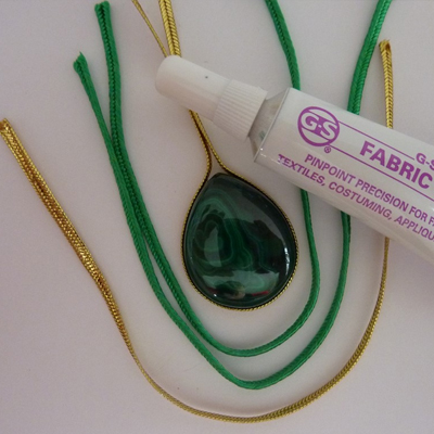 Soutache Quetzal pendant and Pear Malachite cabochon : Step 2