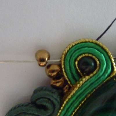 Soutache Quetzal pendant and Pear Malachite cabochon : Step 5