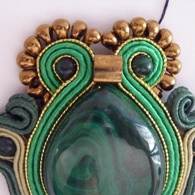 Soutache Quetzal pendant and Pear Malachite cabochon : Step 6