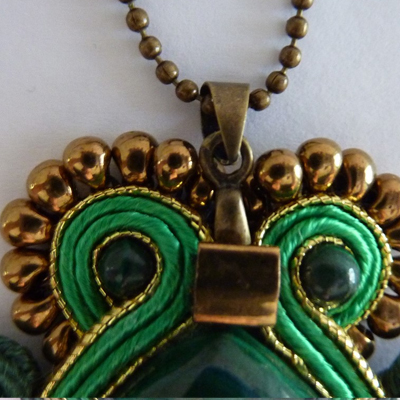 Soutache Quetzal pendant and Pear Malachite cabochon : Step 7