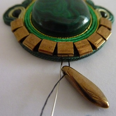 Soutache Quetzal pendant and Pear Malachite cabochon : Step 8
