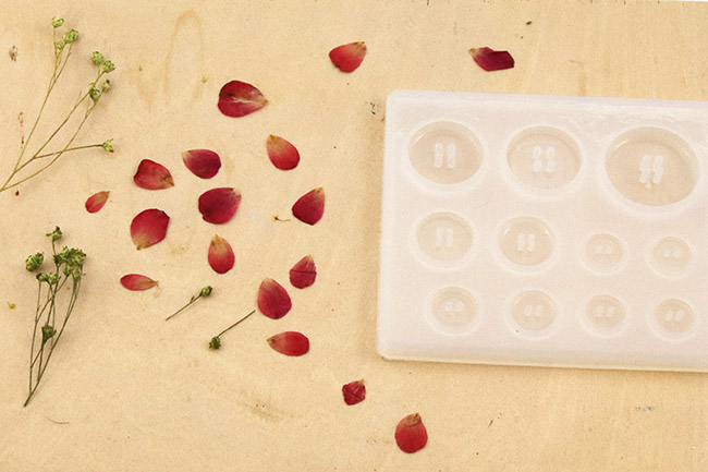 Creating resin sewing buttons : Step 1