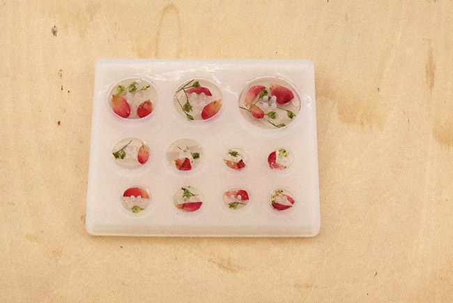 Creating resin sewing buttons : Step 2