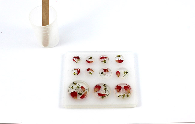 Creating resin sewing buttons : Step 3