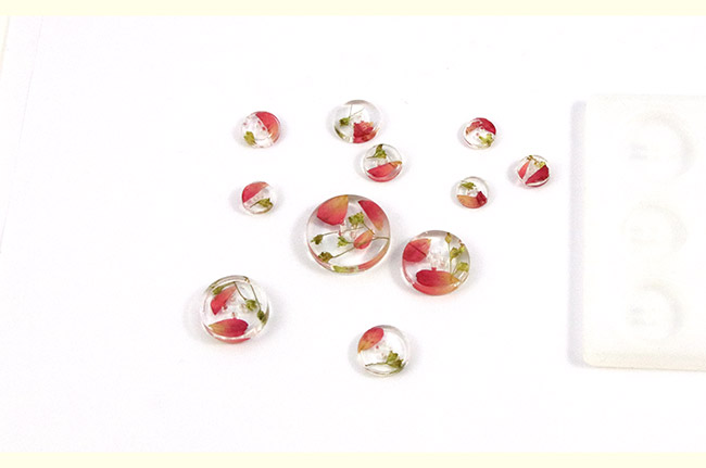 Creating resin sewing buttons : Step 4